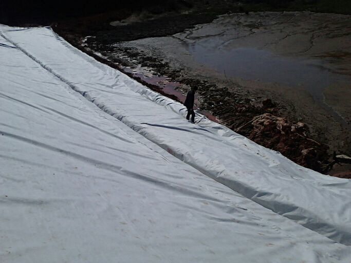 壩坡防浪護(hù)坡土工膜施工過程 土工膜價格貴嗎？