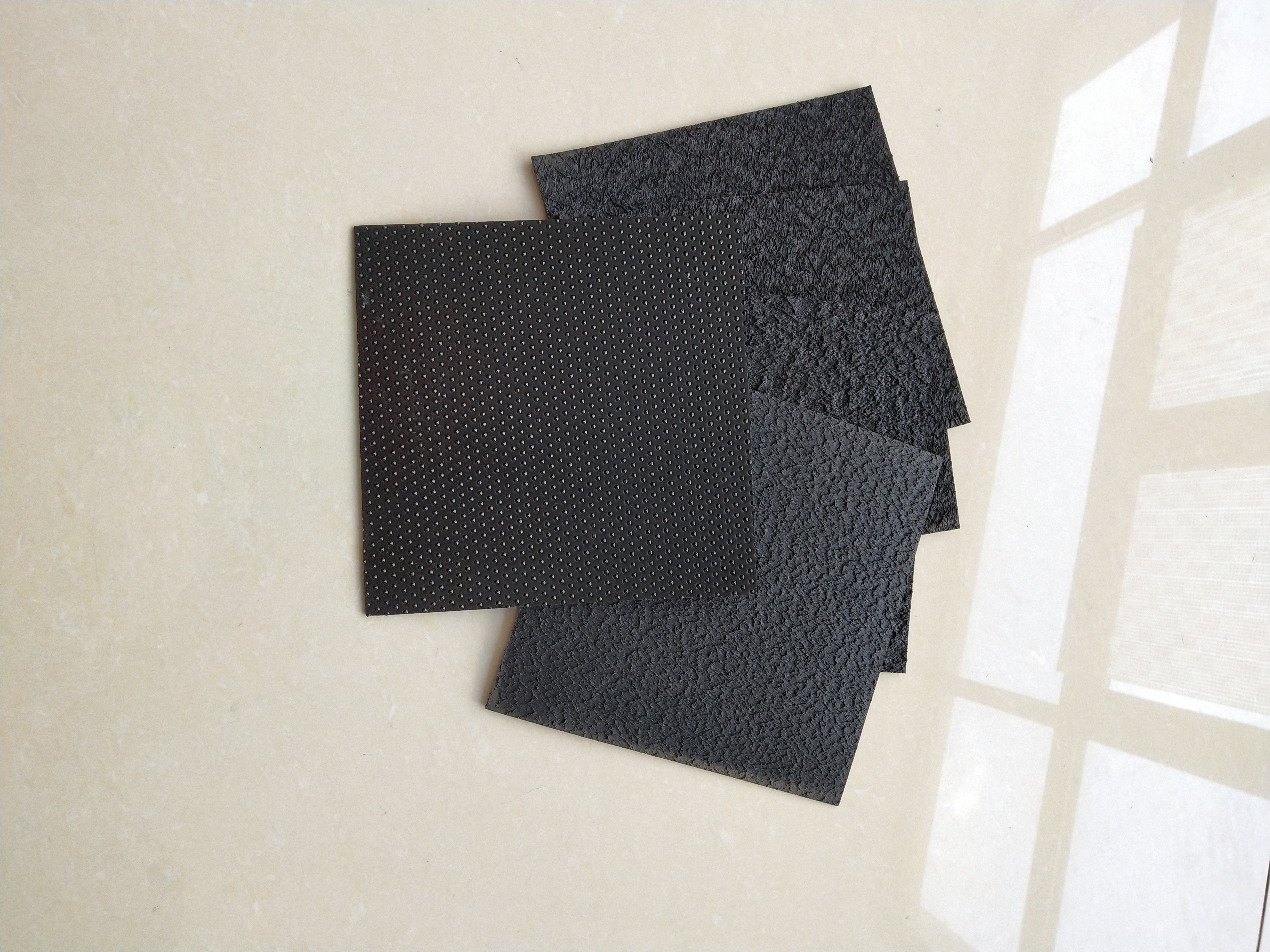 如何抑制糙面土工膜的伸長率？